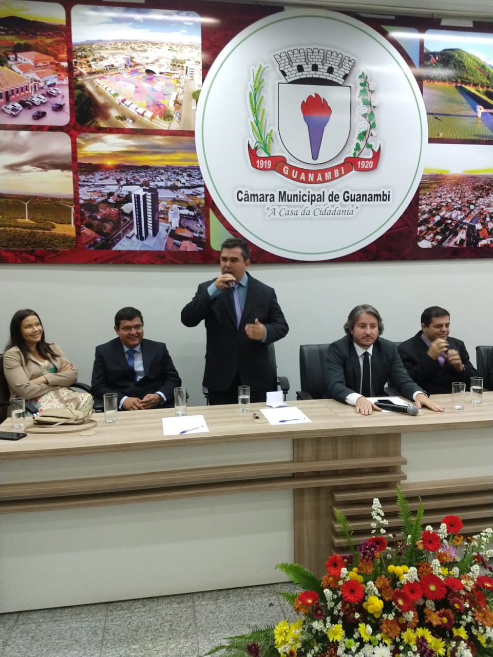 EM RITMO DE CELEBRAÇÃO DO CENTENÁRIO, CÂMARA ENTREGA 13 MEDALHAS.